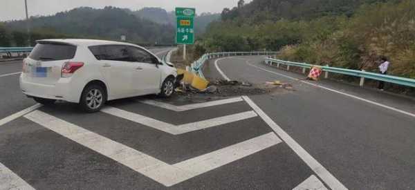 高速路路口撞车怎么处理（高速出口撞车）