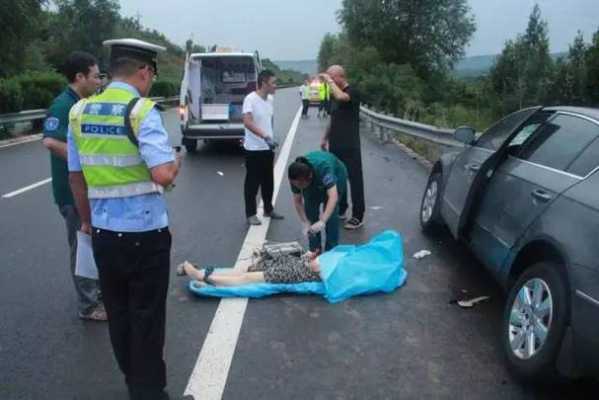 女子上高速路被追尾撞死（女子高速车祸）