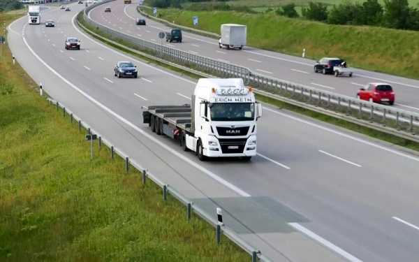 国外高速路运输卡车合集（国外开卡车）