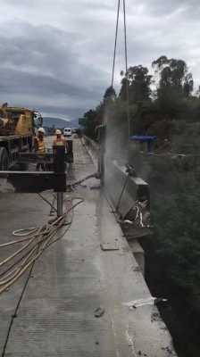 高速路混凝土护栏拆除（高速公路护栏拆除）