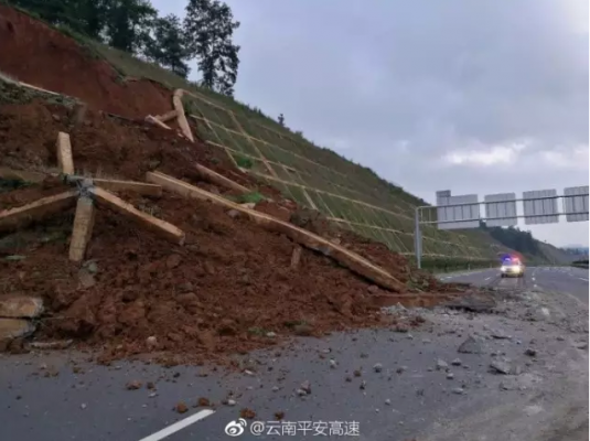 昆曲高速路塌方事故（昨天昆曲高速公路肇事情况）