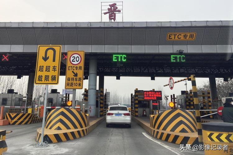 高速路etc堵车现象（高速“怪现象”,etc通道空无一人,人工收费却排起长队）