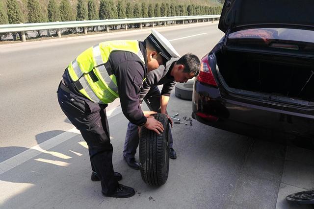 高速路换轮胎的危害（高速路换轮胎违章吗）