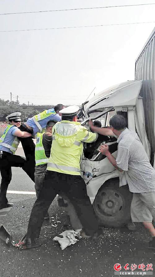 警察高速路救人视频（高速路上救人）