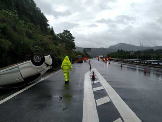 下雨高速路封了得等多久（下雨高速封路要多久才会开）