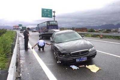 高速路小车走错车道车祸（高速驶错道路）