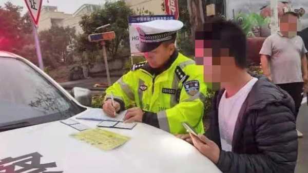 小伙每天交罚单追女交警（追女交警吃罚单）