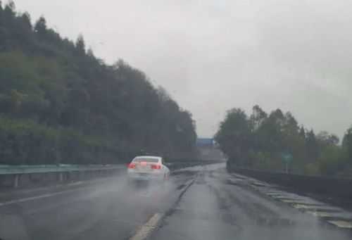 高速路下雨会不会有响声（高速下雨危险吗）