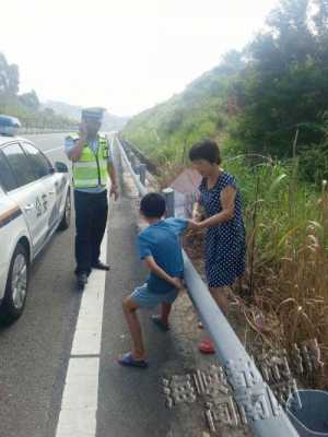 男孩在高速路中走路（高速上突然出现的小孩）