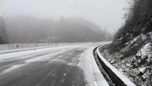 万盛高速路结冰没有（高速道路结冰能走吗）