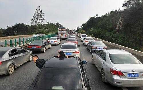 高速路早晚高峰堵车（高速堵车一般是早上还是下午）