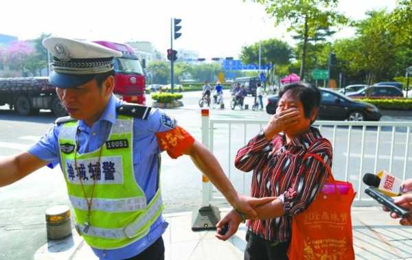 警察为大妈交罚单（警察为大妈交罚单违法吗）